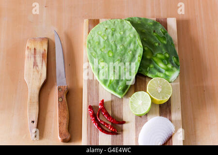 Photographie de certains légumes frais sur une table en bois Banque D'Images