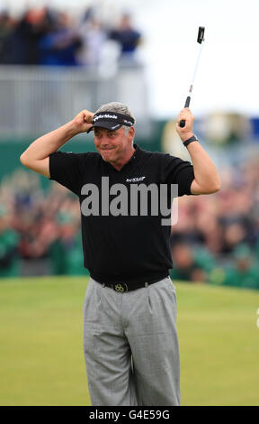 Golf - le championnat ouvert 2011 - quatrième jour - Royal St George's.Darren Clarke, d'Irlande du Nord, célèbre la victoire du Championnat d'Open sur le 18e green Banque D'Images