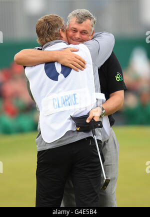 Darren Clarke, d'Irlande du Nord, célèbre la victoire du Championnat d'Open Le 18ème vert avec le caddie John Mulrooney Banque D'Images