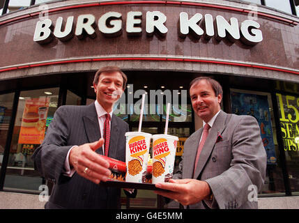 Gowrings le directeur financier de PLC, David Gray (à gauche) et le directeur général, Derek Coulson (à droite), posent aujourd'hui pour les médias à l'extérieur de la succursale de Leicester Square de Burger King à Londres (lundi).L'entreprise, qui a annoncé ses résultats intermédiaires ce matin, a obtenu la franchise de 44 restaurants Burger King, trois concessionnaires Ford principaux et trois ateliers de carrosserie.Voir PA Story CITY Gowrings.Photo de Matthew Fearn/PA Banque D'Images