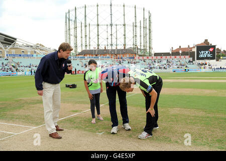 Cricket - Friends Life Twenty20 - South Group - Surrey Lions contre Kent Spitfires - The Kia Oval.Rory Hamilton-Brown, capitaine des Surrey Lions (à droite), et Robert Key, capitaine de Kent Spitfires (deuxième à droite), disputent le match Banque D'Images