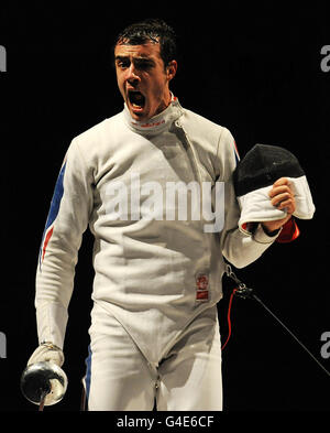 Le Français Ronan Gustin célèbre son arrivée lors du match final de l'équipe masculine Epee au cours du sixième jour des Championnats d'Europe et des Championnats d'Europe en fauteuil roulant à l'Institue of Sport anglais de Sheffield. Banque D'Images