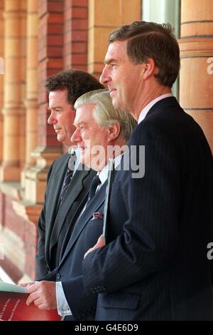 De gauche à droite, Anthony Wreford, Président du Groupe de travail, Colin Ingleby-MacKenzie, Le président du MCC (Marylebone Cricket Club) avec la circulaire des membres sur l'adhésion des femmes au club, et le secrétaire du MCC, Roger Knight, sur les marches de la salle de banquet du MCC à Londres aujourd'hui (mardi). Le Comité du CMC a annoncé aujourd'hui qu'il demanderait au club de voter à nouveau sur la question des femmes membres le mois prochain. Photo de Neil Munns/PA. Voir PA Story SPORT MCC. Banque D'Images