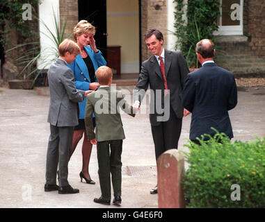 PA NEWS PHOTO : 6/9/95 : LE PRINCE ET LA PRINCESSE DE GALLES ET LEUR FILS LE PRINCE WILLIAM (À GAUCHE) ET LE PRINCE HARRY SONT ACCUEILLIS PAR LA CHAMBRE MASTER, DR ANDREW GAILEY, COMME ILS ARRIVENT À MANOR HOUSE POUR WILLIAM'S PREMIER JOUR AU COLLÈGE D'Eton. PHOTO PAR STEFAN ROUSSEAU. Banque D'Images