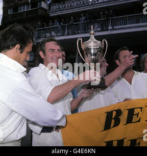 Le capitaine Ray Illingworth avec la coupe Benson and Hedges après Leicestershire avait battu Middlesex par cinq bickets dans la finale de la compétition à Lorn' s. Banque D'Images