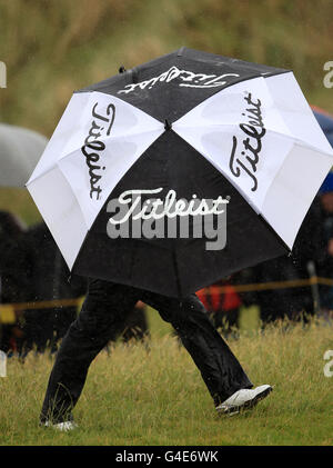 Rory McIlroy, d'Irlande du Nord, marche avec un parapluie Titleist pendant la troisième partie du Championnat Open 2011 au Royal St George's, Sandwich Banque D'Images