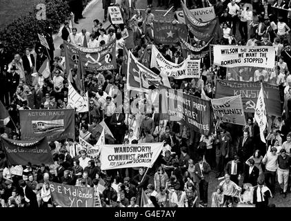 DES MANIFESTANTS SE SONT EMPRESSÉ SUR LA PLACE GROSVENOR, LONDRES, LORS DE LA MARCHE DE SOLIDARITÉ AVEC LE VIETNAM À L'AMBASSADE AMÉRICAINE QUI A SUIVI UN RASSEMBLEMENT SUR LA PLACE TRAFALGAR Banque D'Images