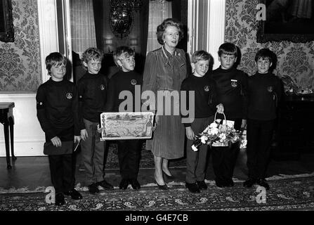 PA NEWS PHOTO 25/7/86 Le premier ministre Margaret Thatcher avec six jeunes membres de la Boys Brigade au 10 Downing Street, Londres. De gauche à droite : CHRISTOPHER DISPOSÉ (9), TREVOR Tyrell (9), KEVIN DOBSON (11), DAVID WATSON (8) ET MARK RATLEY (10) Banque D'Images