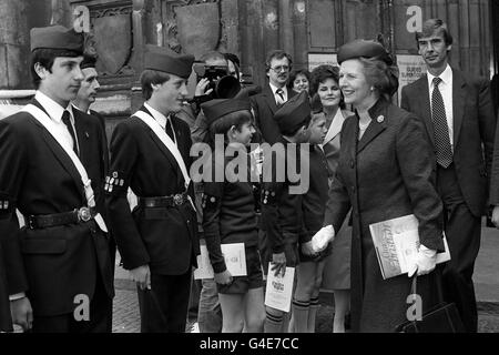 PA NEWS PHOTO 9/5/84 Le premier ministre Margaret Thatcher passe devant un line-up de la Boys Brigade à l'abbaye de Westminster à Londres OÙ ELLE A ASSISTÉ À UN SERVICE DE L'héritage chrétien À QUI L'archevêque de Canterbury, DR. RUNCIE PRÊCHÉ Banque D'Images