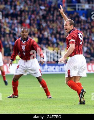 Paul Ince, l'Anglais, se tourne vers Alan Shearer, coéquipier qui célèbre son premier but lors du championnat d'Europe contre la Suède cet après-midi à Stockholm. PHOTO OWEN HUMPHREYS/PA*EDI*. Voir PA Story FOOTBALL England. Banque D'Images