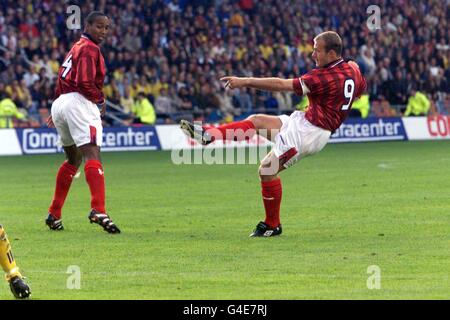 Paul Ince, l'Anglais, regarde le coéquipier Alan Shearer, qui marque un but précoce lors du championnat d'Europe contre la Suède cet après-midi à Stockholm (samedi). PHOTO OWEN HUMPHREYS/PA*EDI*. Voir PA Story FOOTBALL England. Banque D'Images