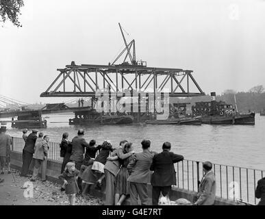 La principale étendue de navigation, qui a été retirée du pont du temps de guerre entre le pont Chelsea et le pont Albert, est vue manoeuvrée sur la Tamise. Le pont doit être réérigé en Ouganda pour être utilisé dans le cadre du schéma de l'arachide Banque D'Images