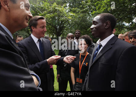 Le Premier ministre espagnol José Luis Rodriguez Zapatero et le Premier ministre David Cameron (2e L) parlent aux jeunes lors d'une réception dans le jardin du 10 Downing Street pour marquer la remise des diplômes des jeunes impliqués dans l'Académie de football de la Ligue de rue, une œuvre caritative qui aide les jeunes à changer leur vie par le football. Banque D'Images