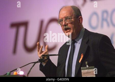 Le président de la TUC John Edmonds s'adresse au Congrès le jour de son ouverture à Blackpool, le lundi 14 septembre 1998.Photo d'Owen Humphreys /PA. Banque D'Images