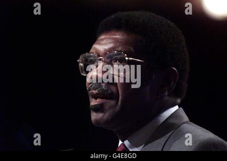 Bill Morris, Secrétaire général du TGWU, s'adresse au Congrès TUC à Blackpool ce matin (mardi). Photo d'OWEN HUMPHREYS/PA. Voir PA Story INDUSTRY TUC Banque D'Images