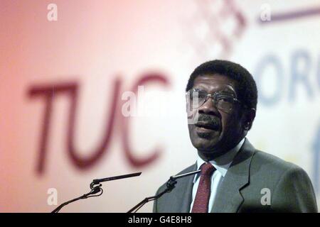 Bill Morris, Secrétaire général du TGWU, s'adresse au Congrès TUC à Blackpool ce matin (mardi). Photo d'OWEN HUMPHREYS/PA. Voir PA Story INDUSTRY TUC Banque D'Images