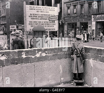 Checkpoint Charlie Checkpoint Friedrichstrasse ( C ) est le meilleur point de passage du mur de Berlin entre Berlin Est et Berlin Ouest pendant la guerre froide. Allemagne (topographie de la terreur sur le site du musée historique de l'ancien quartier général de la Gestapo de Berlin ( Allemagne ) Août 1961 vous entrez dans le secteur américain portant des armes hors-service interdit respecter le règlement ) Banque D'Images