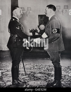 Adolf Hitler présente Heinrich Himmler avec son investiture en tant que certificat chef SS du Reich et chef de la police allemande au ministère de l'intérieur du Reich Berlin 17 juin 1936 ( Topographie de la terreur sur le site du musée historique de l'ancien quartier général de la Gestapo ) Berlin Allemagne Banque D'Images