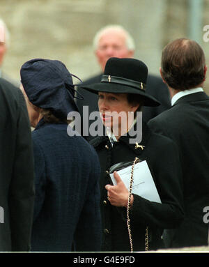 PA NEWS PHOTO 18/9/98 LA PRINCESSE ROYALE AUX FUNÉRAILLES DU MAJOR PETER PHILLIPS, À L'ÉGLISE SAINT-PIERRE ET SAINT-PAUL DANS LE VILLAGE DE GRAND SOMERFORD, WILTSHIRE.LE MAJOR PHILLIPS ÉTAIT LE PÈRE DU MARI-EX DE LA PRINCESSE, LE CAPITAINE MARK PHILLIPS. Banque D'Images