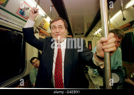 PA NEWS 20/7/98 VICE-PREMIER MINISTRE JOHN PRESCOTT DURANT SON MÉTRO DE VICTORIA À WESTMINSTER AVANT DE DÉLIVRER SON LIVRE BLANC DES TRANSPORTS DE LA CHAMBRE DES COMMUNES. Banque D'Images