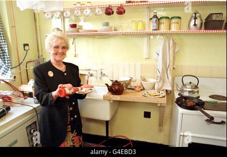 Sheila Jones, qui a vécu dans l'ancienne maison de Paul McCartney, 20, chemin Forthlin, pendant 30 ans après son départ, retourne à la propriété aujourd'hui (mardi) qui a été restaurée à son état d'origine par la Fiducie nationale. La maison sera ouverte au public le 29 juillet. Voir l'histoire de PA SHOWBIZ McCartney. Photo de Dave Kendall/PA Banque D'Images