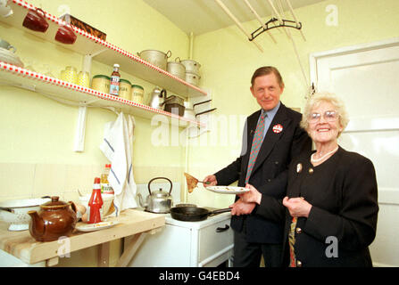 Martin Drury, directeur général de la National Trust avec Sheila Jones qui a vécu dans l'ancienne maison de Paul McCartney, 20, chemin Forthlin, pendant 30 ans après son départ, retourne à la propriété aujourd'hui (mardi) qui a été restaurée à son état d'origine par la National Trust. La maison sera ouverte au public le 29 juillet. Voir l'histoire de PA SHOWBIZ McCartney. Photo de Dave Kendall/PA Banque D'Images