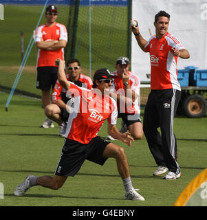 Cricket - série NatWest 2011 - quatrième - une journée International - Angleterre v Sri Lanka - Angleterre nets session - Trent Bridge.Angleterre un jour, le capitaine de cricket Alastair Cook et Kevin Pietersen (à droite) pendant une session de filets au pont Trent, à Nottingham. Banque D'Images