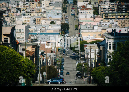 Vue sur une rue en pente, à San Francisco, Californie. Banque D'Images