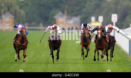 Courses hippiques - Hippodrome d'Ascot.Les soixante-dix rouges, rablés par Pat Dobbs (2e à gauche), gagnants des titres de Novice de la capitale Bourne (classe 4) Banque D'Images