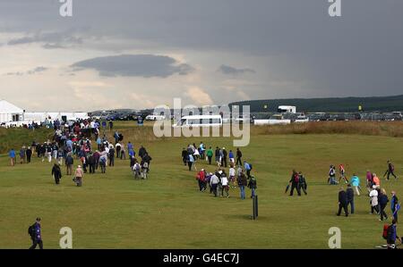 Golf - 2011 Barclays Scottish Open - deuxième jour - Castle Stuart Golf Links.Des spectateurs se promontent sur le parcours pendant le deuxième jour de l'Open d'Écosse de Barclays, au Castle Stuart Golf Links, à Inverness. Banque D'Images