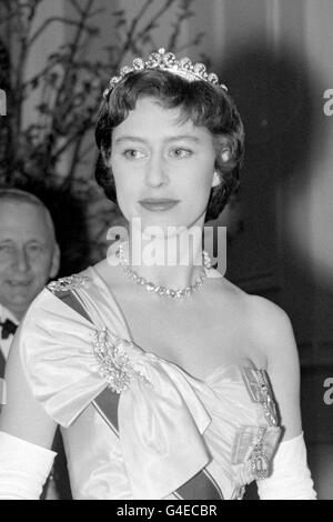 La princesse Margaret dans le cortège à la salle à manger pour le dîner pour célébrer le 40e anniversaire de la Royal Air Force au quartier général de Fighter Command à Stanmore, Middlesex. Banque D'Images