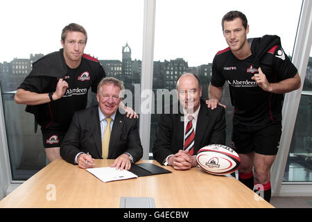 Les joueurs de rugby d'Édimbourg Jim Thompson (à gauche) et Tim visser (à droite) font la promotion du renouvellement de leur contrat de parrainage de chemise avec le directeur général d'Aberdeen Asset Management, Martin Gilbert (deuxième à gauche) et le directeur général d'Édimbourg, Craig Docherty, lors d'une séance photo dans les bureaux d'Aberdeen Asset Management surplombant Princes Street, à Édimbourg. Banque D'Images