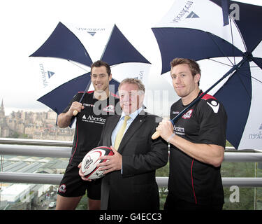 Les joueurs de rugby d'Édimbourg Jim Thompson (à droite) et Tim visser (à gauche) encouragent le renouvellement de leur contrat de parrainage de maillot avec le directeur général d'Aberdeen Asset Management, Martin Gilbert, lors d'une séance photo dans les bureaux d'Aberdeen Asset Management surplombant Princes Street, à Édimbourg. Banque D'Images