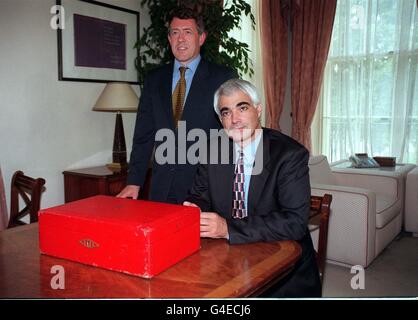 Alistair Darling, secrétaire à la sécurité sociale (séance), et John Denham, ministre d'État, lors d'une conférence de presse à Richmond House, dans le Whitehall de Londres, cet après-midi (jeudi). Photo de Tony Harris/PA. Banque D'Images