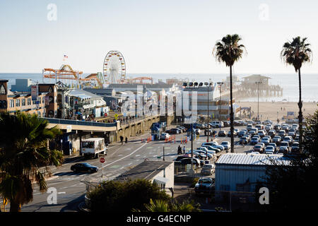 Vue de la jetée de Santa Monica, à partir de Palisades Park à Santa Monica, en Californie. Banque D'Images