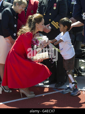 La duchesse de Cambridge reçoit des fleurs de Samuel Seehawer lors d'une visite au parc Rotary Challenger, à Calgary, au Canada, avant de partir pour les États-Unis. Banque D'Images