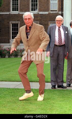 PA NEWS 31/7/98 POUR MARQUER LE 30E ANNIVERSAIRE DE LA PREMIÈRE DIFFUSION DE L'EXPOSITION DE COMÉDIE VINTAGE 'DAD' de l'armée, l'ACTEUR CLIVE DUNN S'EST JOINT À UNE RÉUNION EN FONTE À L'Imperial War Museum pour coïncider AVEC LA SORTIE DE NOUVELLES BANDES AUDIO, BBC 2, PREMIÈRE SÉRIE ET UNE RÉPÉTITION DE L'ARMÉE SIGNÉE 'DAD' enveloppe premier jour. Banque D'Images