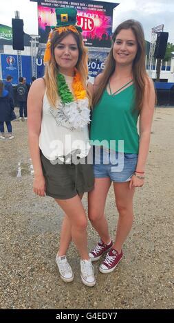 Deux sœurs Emma (à gauche) et Kathryn McLoughlin à Bordeaux, France, comme les sœurs irlandaises a plaisanté au sujet d'être plus nombreuses que chez les garçons en vert lors de l'Euro 2016 où un avantage est de ne pas avoir à faire la queue pour les toilettes. Banque D'Images