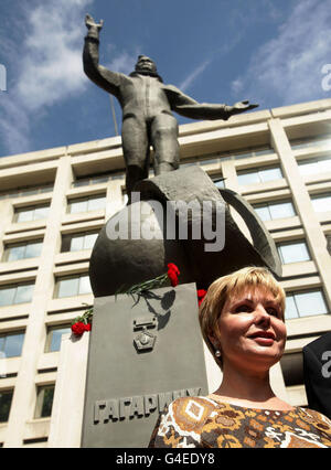 Une statue de Yuri Gagarin - le premier homme dans l'espace - est dévoilée par la fille du cosmonaute Elena Gagarina, directrice des musées du Kremlin à Moscou, au British Council dans le centre de Londres. Banque D'Images