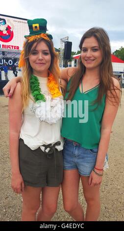 Deux sœurs Emma (à gauche) et Kathryn McLoughlin à Bordeaux, France, comme les sœurs irlandaises a plaisanté au sujet d'être plus nombreuses que chez les garçons en vert lors de l'Euro 2016 où un avantage est de ne pas avoir à faire la queue pour les toilettes. Banque D'Images