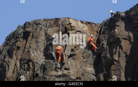 Les entrepreneurs retirent des roches des roches des roches de Salisbury Crags, dans le parc Holyrood d'Édimbourg, après que de récentes pluies torrentielles ont causé l'instabilité de certaines roches. Banque D'Images