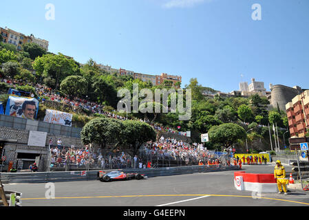 Courses automobiles - Championnat du monde de Formule 1 - Grand Prix de Monaco - Journée de pratique - Monaco.Lewis Hamilton de McLaren passe devant la foule lors de la session d'entraînement du Grand Prix de Monaco, Monte Carlo. Banque D'Images