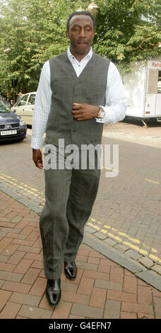 L'ancien sprinter olympique Linford Christie arrive au tribunal de la Couronne d'Aylesbury où il est jugé pour conduite dangereuse. Banque D'Images