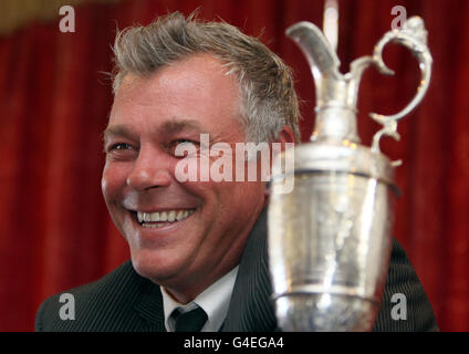 2011 la championne d'Open britannique Darren Clarke lors de la conférence de presse au Royal Portrush Golf Club, County Antrim. Banque D'Images