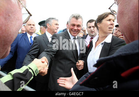 Le champion de l'Open britannique de 2011, Darren Clarke, est accueilli par les fans à la suite de la conférence de presse au Royal Portrush Golf Club, County Antrim. Banque D'Images