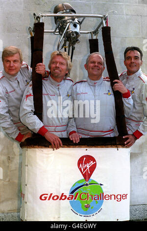 L'équipe Challenger Virgin Global (l/r) Per Lindstrand, le patron de Virgin Richard Branson, Steve Fossett et Dave Jackson, lors de la conférence de presse d'aujourd'hui (jeudi) à la Royal Aeronautical Society à Londres, Où Branson a annoncé sa décision de faire une autre tentative pour devenir le premier à voler dans le monde à bord d'une montgolfière, avec l'ancien rival d'arche Steve Fossett rejoignant leur équipe. Découvrez L'AVENTURE de l'histoire de PA Branson. Photo de John Stillwell. Banque D'Images