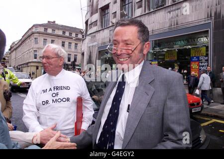 Le Dr Dave Moor, qui avait une pratique dans le West End de Newcastle, arrive aujourd'hui au tribunal de justice de Newcastle (jeudi), où il est accusé de tuer George Liddell, 85 ans, décédé le 19 juillet dernier. Voir PA Story COURTS GP. Photo d'Owen Humphries. Banque D'Images