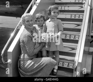 La star de cinéma Linda Christian et ses enfants Romina et Taryn arrivent à l'aéroport de Londres. Linda Christian est noté pour être la première fille Bond, apparaissant dans une adaptation TV de 1954 du roman de James Bond Casino Royale. Banque D'Images