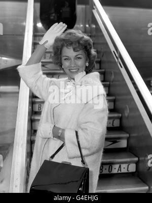 La star de cinéma Linda Christian arrive à l'aéroport de Londres de New York. Elle doit passer de brèves vacances avant de commencer à travailler sur le nouveau film "House of the Seven flies". Linda Christian est noté pour être la première fille Bond, apparaissant dans une adaptation TV de 1954 du roman de James Bond Casino Royale. Banque D'Images