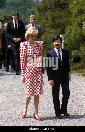 La princesse de Galles, escortée par le prince Hiro, fils de 26 ans du prince héritier japonais Akihito, à Shugakuin, Kyoto. Banque D'Images